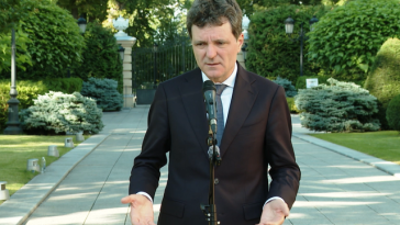 Nicuşor Dan, la Kiev: Am avut o discuţie bilaterală cu Volodimir Zelenski, despre minoritatea românească din Ucraina: Am vorbit despre cum să facem ca toate şcolile cu predare în limba română să rămână aşa cum sunt azi în comunităţile de români