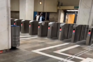 Incident într-o staţie de metrou din Sectorul 3 al Capitalei/ Un bărbat de 55 de ani a spart geamul unei porţi de acces/ Acesta a fost dus la Poliţia Metrou pentru audieri