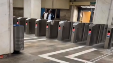 Incident într-o staţie de metrou din Sectorul 3 al Capitalei/ Un bărbat de 55 de ani a spart geamul unei porţi de acces/ Acesta a fost dus la Poliţia Metrou pentru audieri