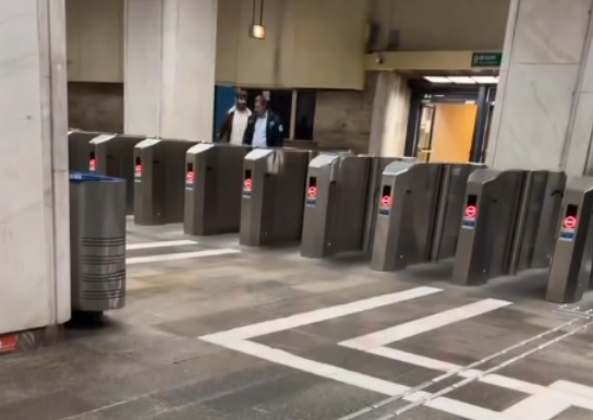 Incident într-o staţie de metrou din Sectorul 3 al Capitalei/ Un bărbat de 55 de ani a spart geamul unei porţi de acces/ Acesta a fost dus la Poliţia Metrou pentru audieri