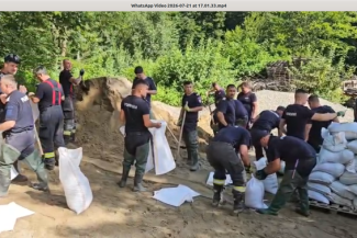 Saci cu nisip puşi preventiv de pompieri în zonele inundate din Buşteni, în contextul avertizărilor de cod roşu de inundaţii şi viituri rapide, la noapte, pentru judeţele Prahova şi Dâmboviţa – VIDEO