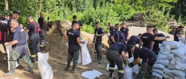 Saci cu nisip puşi preventiv de pompieri în zonele inundate din Buşteni, în contextul avertizărilor de cod roşu de inundaţii şi viituri rapide, la noapte, pentru judeţele Prahova şi Dâmboviţa – VIDEO