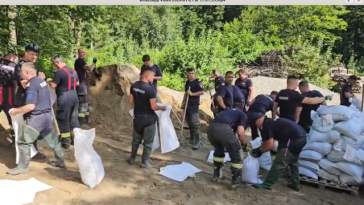 Saci cu nisip puşi preventiv de pompieri în zonele inundate din Buşteni, în contextul avertizărilor de cod roşu de inundaţii şi viituri rapide, la noapte, pentru judeţele Prahova şi Dâmboviţa – VIDEO