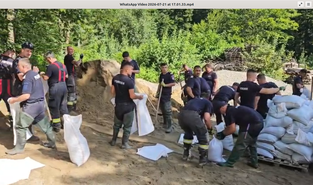 Saci cu nisip puşi preventiv de pompieri în zonele inundate din Buşteni, în contextul avertizărilor de cod roşu de inundaţii şi viituri rapide, la noapte, pentru judeţele Prahova şi Dâmboviţa – VIDEO