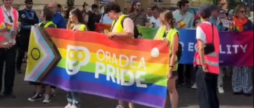 Marşul Pride 2026 a început la Oradea, în pofida avertismentelor jandarmilor/ Primele amenzi, date încă înaintea plecării pe traseu. Avocatul Poporului, la eveniment/ Manifestaţia, neautorizată