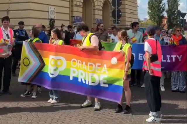 Marşul Pride 2026 are loc la Oradea, în pofida avertismentelor jandarmilor/ Primele amenzi, date încă înaintea plecării pe traseu. Avocatul Poporului, la eveniment/ Manifestaţia, neautorizată / Reacţia europarlamentarului Nicu Ştefănuţă