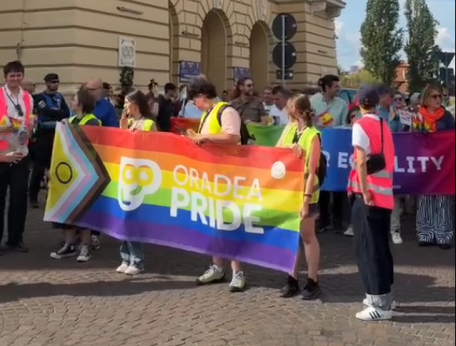 Marşul Pride 2026 a început la Oradea, în pofida avertismentelor jandarmilor/ Primele amenzi, date încă înaintea plecării pe traseu. Avocatul Poporului, la eveniment/ Manifestaţia, neautorizată