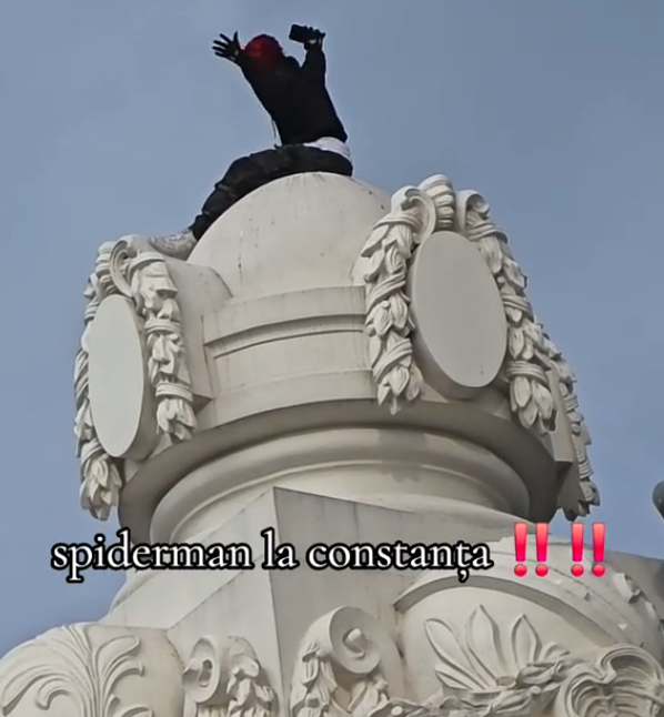 Constanţa: Un bărbat mascat s-a urcat pe acoperişul Cazinoului pentru a face un selfie/ El a fost filmat, iar imaginile au apărut pe Tik-Tok – VIDEO