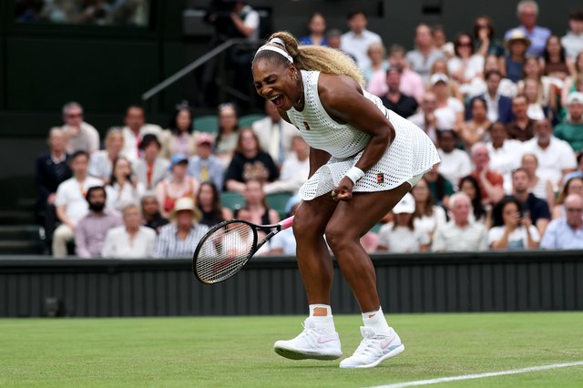 Wimbledon: Serena Williams, îngrijorare după o accidentare la genunchi suferită în timpul înfrângerii din primul tur la simplu