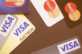 Visa elimină 7% din angajaţi şi accelerează restructurarea pe fondul extinderii utilizării inteligenţei artificiale