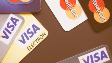 Visa elimină 7% din angajaţi şi accelerează restructurarea pe fondul extinderii utilizării inteligenţei artificiale