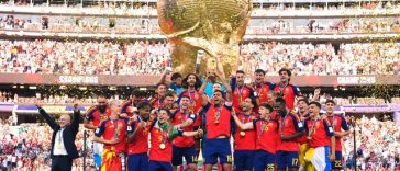 “Visele devin realitate!” Spaniolii au primit trofeul Cupei Mondiale / Le-au înmânat trofeul Trump şi Infantino / Liderul american, care a rămas câteva secunde la poză cu echipa campioană, a fost huiduit la intrarea pe teren – VIDEO