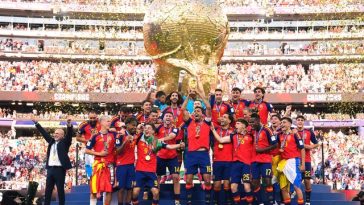 “Visele devin realitate!” Spaniolii au primit trofeul Cupei Mondiale / Le-au înmânat trofeul Trump şi Infantino / Liderul american, care a rămas câteva secunde la poză cu echipa campioană, a fost huiduit la intrarea pe teren – VIDEO