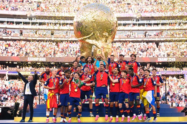 “Visele devin realitate!” Spaniolii au primit trofeul Cupei Mondiale / Le-au înmânat trofeul Trump şi Infantino / Liderul american, care a rămas câteva secunde la poză cu echipa campioană, a fost huiduit la intrarea pe teren – VIDEO