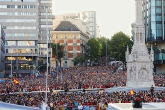 Peste un milion de persoane sărbătoresc noua campioană mondială Spania pe străzile din Madrid / Jucătorii, primiţi de regele Felipe şi premierul Pedro Sanchez – FOTO, VIDEO