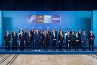 NATO a trecut cu bine la Ankara peste o nouă „furtună” provocată de Trump, dar se pregăteşte pentru altele. Europenii aşteaptă în incertitudine revizuirea prezenţei trupelor americane