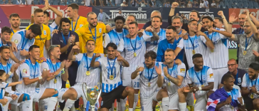 Universitatea Craiova, supercampioana României, a primit trofeul. Imagini cu bucuria oltenilor – VIDEO
