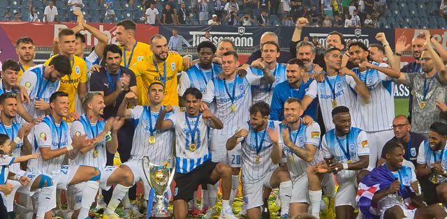 Universitatea Craiova, supercampioana României, a primit trofeul. Imagini cu bucuria oltenilor – VIDEO