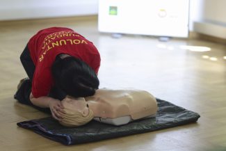Studiu – 82% dintre români nu ştiu să acorde corect primul ajutor, chiar dacă unu din cinci declară că a fost martor la o situaţie de urgenţă.