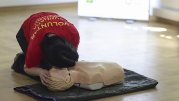 Studiu – 82% dintre români nu ştiu să acorde corect primul ajutor, chiar dacă unu din cinci declară că a fost martor la o situaţie de urgenţă.