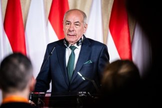 Parlamentul ungar adoptă un amendament constituţional în vederea îndepărtării de la preşedinţie a lui Tamás Sulyok, catalogat drept o ”marionetă” a lui Viktor Orban de către premierul Peter Magyar