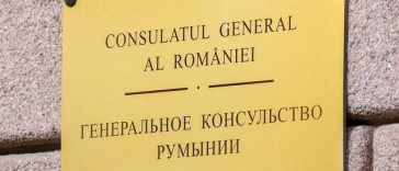 TASS relatează despre închiderea Consulatului General al României din Sankt Petersburg – Drapelele României şi Uniunii Europene, precum şi placa de deasupra intrării, pe care era înscris numele instituţiei, au fost îndepărtate