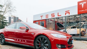 Acţiunile Tesla au scăzut joi cu peste 7%, deşi livrările din trimestrul al doilea au depăşit aşteptările