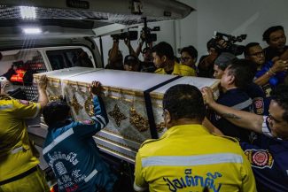Numărul deceselor în incendiul dintr-un bar din Bangkok a crescut la 30. Guvernatorul promite reglementări mai stricte