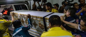 Numărul deceselor în incendiul dintr-un bar din Bangkok a crescut la 30. Guvernatorul promite reglementări mai stricte