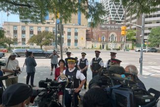 Consulatul SUA la Toronto, din nou ţinta unor focuri de armă. Un suspect scapă, după ce reuşeşte să fugă cu o maşină albă fără numere de înmatriculare, după ce poliţia abandonează urmărirea pentru că viteza era prea periculoasă