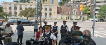 Consulatul SUA la Toronto, din nou ţinta unor focuri de armă. Un suspect scapă, după ce reuşeşte să fugă cu o maşină albă fără numere de înmatriculare, după ce poliţia abandonează urmărirea pentru că viteza era prea periculoasă