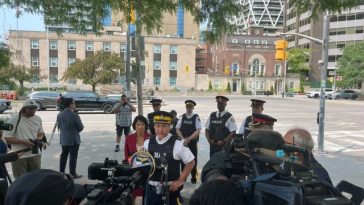 Consulatul SUA la Toronto, din nou ţinta unor focuri de armă. Un suspect scapă, după ce reuşeşte să fugă cu o maşină albă fără numere de înmatriculare, după ce poliţia abandonează urmărirea pentru că viteza era prea periculoasă