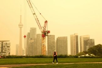 Toronto, asfixiat de fumul unor incendii de pădure, devine cel mai poluat oraş din lume. Alertă cod portocaliu de deteriorarea calităţii aerului. Pennsylvania, New York, Connecticut, Massachusetts, Maine şi New Hampshire, afectate în SUA şi de un val de c
