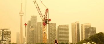 Toronto, asfixiat de fumul unor incendii de pădure, devine cel mai poluat oraş din lume. Alertă cod portocaliu de deteriorarea calităţii aerului. Pennsylvania, New York, Connecticut, Massachusetts, Maine şi New Hampshire, afectate în SUA şi de un val de c
