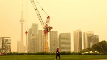 Toronto, asfixiat de fumul unor incendii de pădure, devine cel mai poluat oraş din lume. Alertă cod portocaliu de deteriorarea calităţii aerului. Pennsylvania, New York, Connecticut, Massachusetts, Maine şi New Hampshire, afectate în SUA şi de un val de c