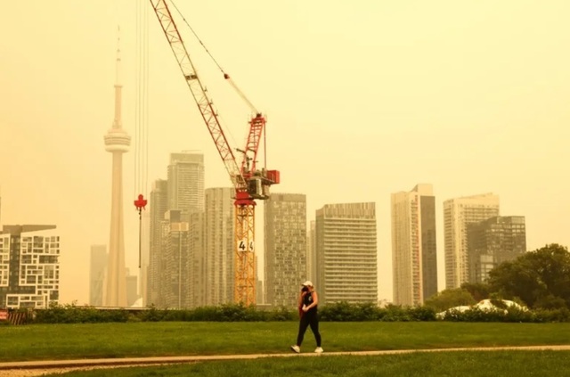 Toronto, asfixiat de fumul unor incendii de pădure, devine cel mai poluat oraş din lume. Alertă cod portocaliu de deteriorarea calităţii aerului. Pennsylvania, New York, Connecticut, Massachusetts, Maine şi New Hampshire, afectate în SUA şi de un val de c