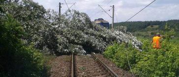 Circulaţia feroviară, întreruptă în mai multe zone ale ţării din cauza furtunilor/ Peste 20 de trenuri, afectate