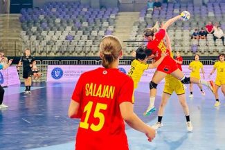 Handbal feminin: România, a doua victorie la CM under 18 şi se califică în grupele principale