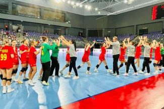Handbal feminin: România, două victorii şi o remiză la Trofeul Carpaţi U18 de la Piteşti, înaintea participării la Campionatul Mondial găzduit de ţara noastră