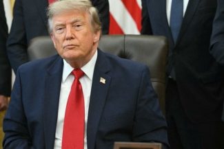 Trump renunţă la planul de a impune o taxă de 20% navelor care traversează Strâmtoarea Ormuz şi anunţă că-l înlocuieşte cu încheierea unor acorduri comerciale cu ţările de Golful Persic. Comandamentul Militar iranian îşi ameninţă vecinii