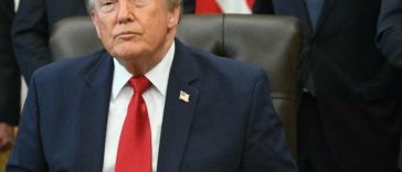 Trump renunţă la planul de a impune o taxă de 20% navelor care traversează Strâmtoarea Ormuz şi anunţă că-l înlocuieşte cu încheierea unor acorduri comerciale cu ţările de Golful Persic. Comandamentul Militar iranian îşi ameninţă vecinii