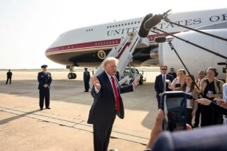 Trump apreciază că sistemul de securitate al noului Air Force One are nevoie de îmbunătăţiri şi anunţă că avionul este trimis timp de o lună la hangar, pentru ca să fie îmbunătăţit ”la maximum”