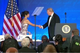 Donald Trump a venit la noul Dineu al Corespondenţilor fără Melania Trump. Mai mulţi oficiali, inclusiv vicepreşedintele JD Vance, lipsesc – VIDEO