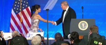 Donald Trump a venit la noul Dineu al Corespondenţilor fără Melania Trump. Mai mulţi oficiali, inclusiv vicepreşedintele JD Vance, lipsesc  – VIDEO