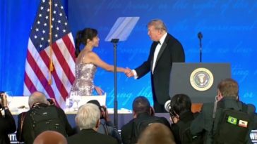Donald Trump a venit la noul Dineu al Corespondenţilor fără Melania Trump. Mai mulţi oficiali, inclusiv vicepreşedintele JD Vance, lipsesc  – VIDEO