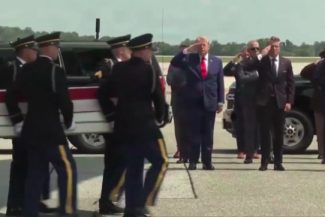 Trump promite că va „distruge un pod sau o centrală electrică” de fiecare dată când Iranul va ataca nave în Strâmtoarea Ormuz. Ameninţările, făcute înainte de a participa la ceremonia de primire a soldaţilor morţi pe front – VIDEO