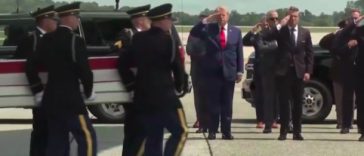Trump promite că va „distruge un pod sau o centrală electrică” de fiecare dată când Iranul va ataca nave în Strâmtoarea Ormuz. Ameninţările, făcute înainte de a participa la ceremonia de primire a soldaţilor morţi pe front – VIDEO