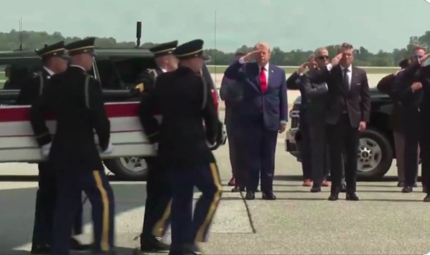 Trump promite că va „distruge un pod sau o centrală electrică” de fiecare dată când Iranul va ataca nave în Strâmtoarea Ormuz. Ameninţările, făcute înainte de a participa la ceremonia de primire a soldaţilor morţi pe front – VIDEO