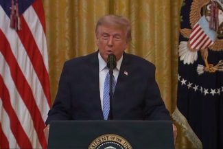 Trump, vexat, cere retragerea licenţelor posturilor NBC şi ABC, care au refuzat să-i difuzeze o alocuţiune, pe care le acuză de ”complot” şi implicare în tentative de fraudă electorală