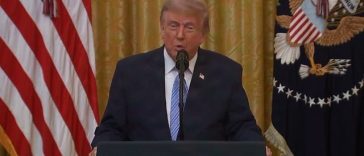 Trump, vexat, cere retragerea licenţelor posturilor NBC şi ABC, care au refuzat să-i difuzeze o alocuţiune, pe care le acuză de ”complot” şi implicare în tentative de fraudă electorală
